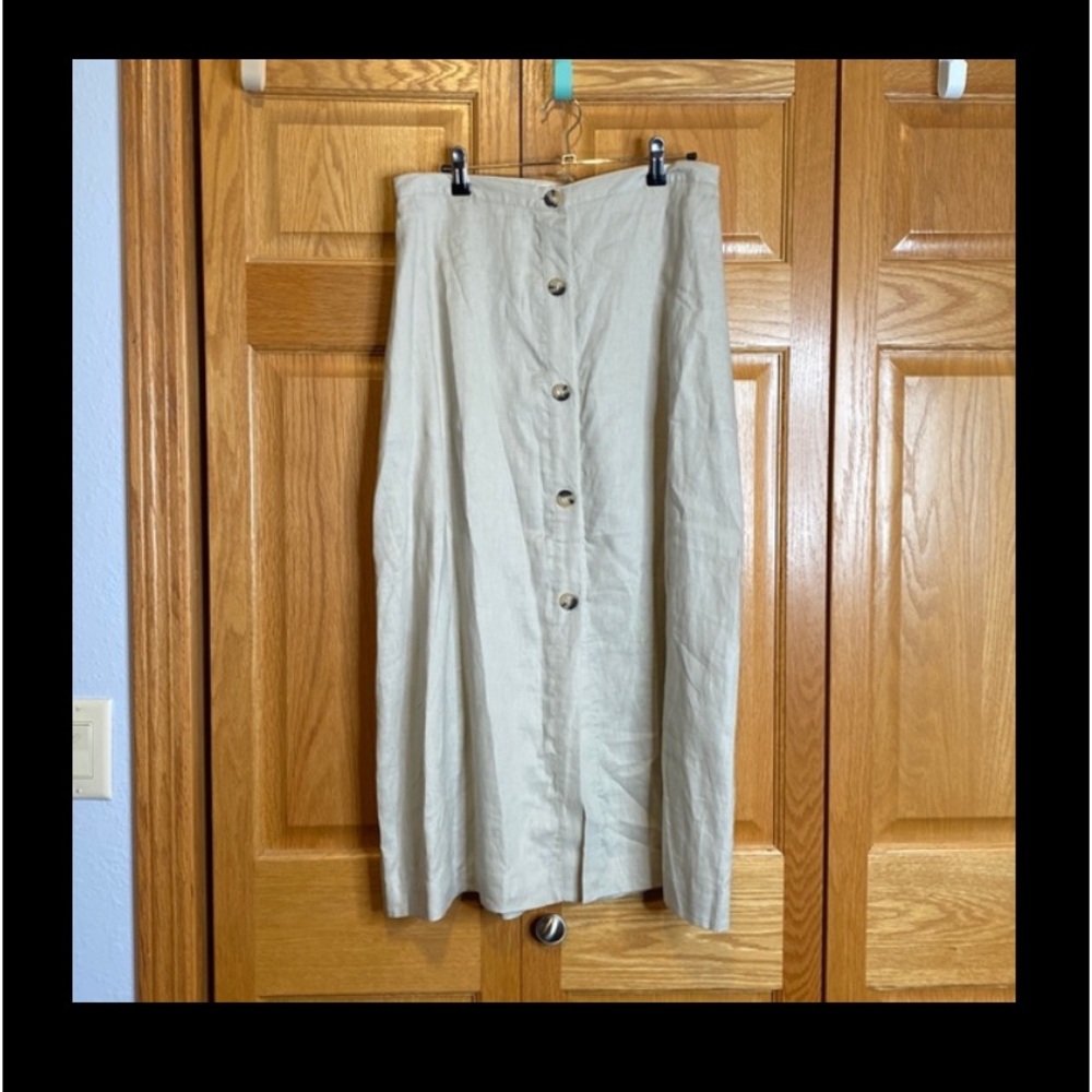 Elan 100% linen full front button lined skirt size small. New